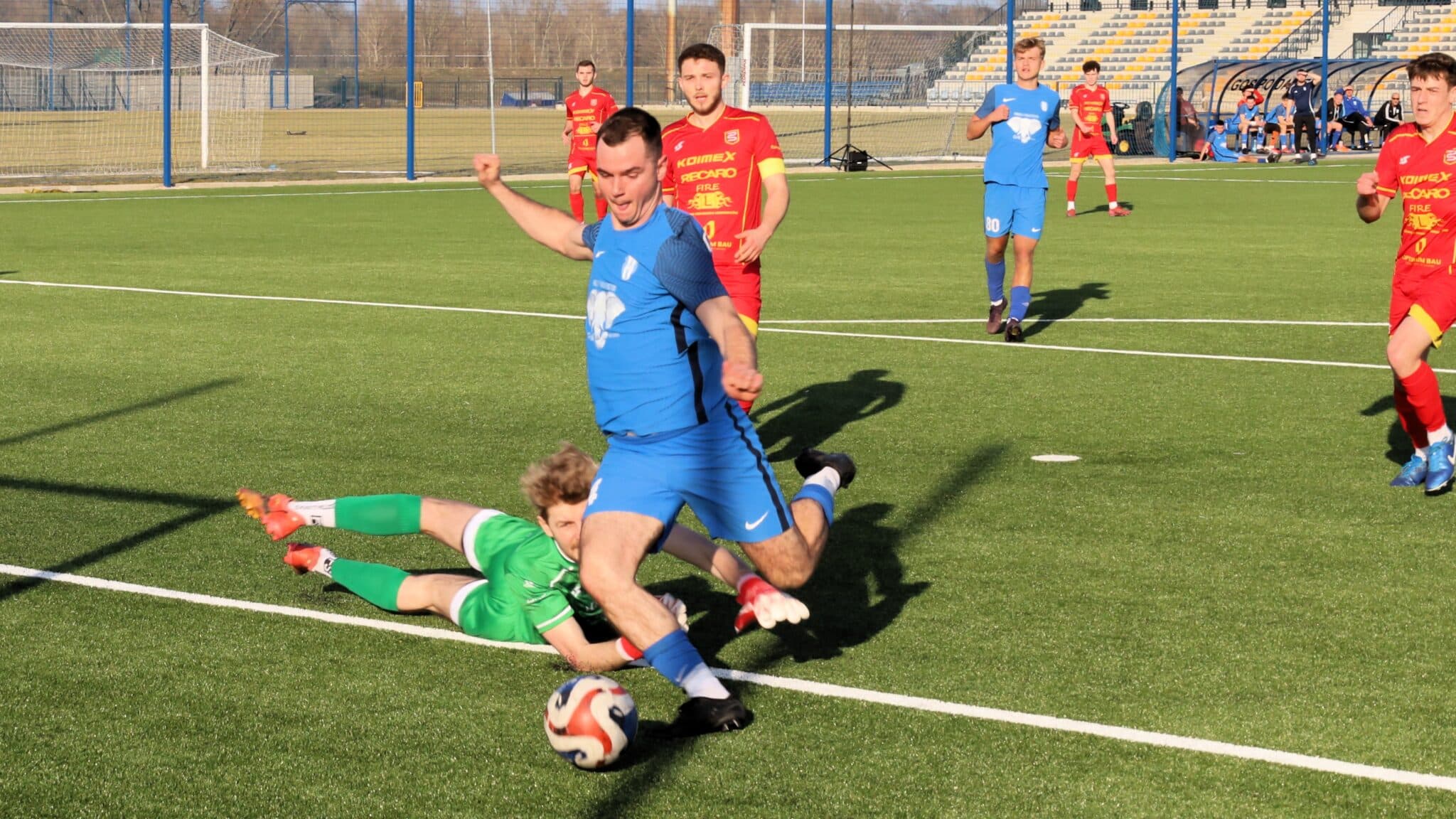 Mężczyźni grają w piłkę  Piłkarski weekend Derby w Gubinie Lechia gra u siebie