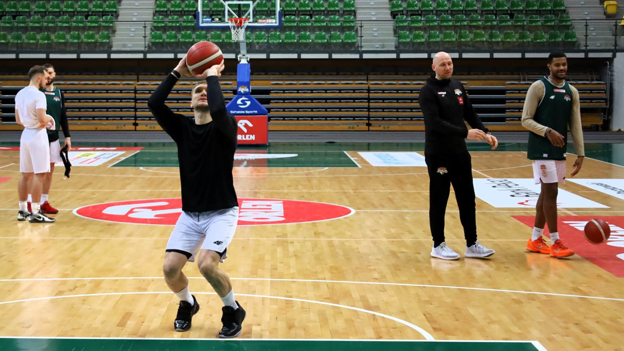 Orlen Zastal Zielona Góra Pięciu mężczyzn w sportowych strojach Zastal jedzie do stolicy Po rewanż czy na pożarcie