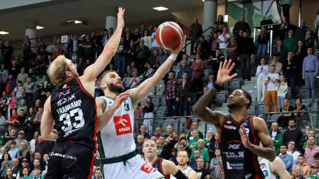 Mężczyźni grający w koszykówkę