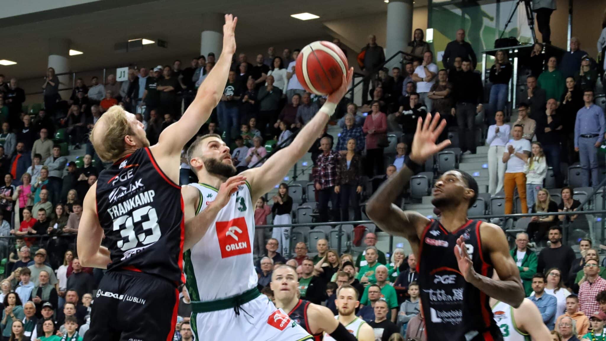 Orlen Zastal Zielona Góra - PGE Start Lublin Mężczyźni grający w koszykówkę Orlen Zastal dopadł rywala i wygrał