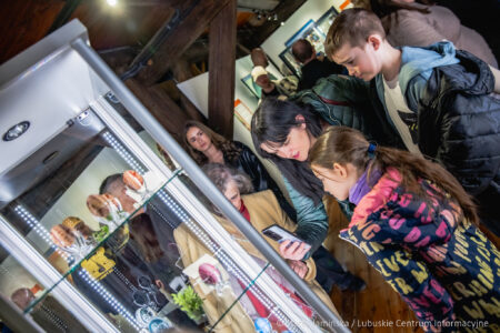 Prawie 200 pisanek z całej Polski można oglądać w Spichlerzu na wystawie pokonkursowej 53. Ogólnopolskiego Konkursu Pisanek im. Michała Kowalskiego.