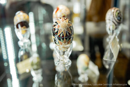 Prawie 200 pisanek z całej Polski można oglądać w Spichlerzu na wystawie pokonkursowej 53. Ogólnopolskiego Konkursu Pisanek im. Michała Kowalskiego.