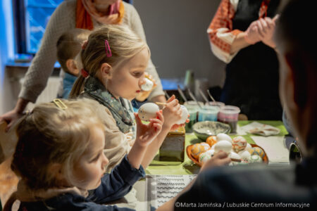 Prawie 200 pisanek z całej Polski można oglądać w Spichlerzu na wystawie pokonkursowej 53. Ogólnopolskiego Konkursu Pisanek im. Michała Kowalskiego.