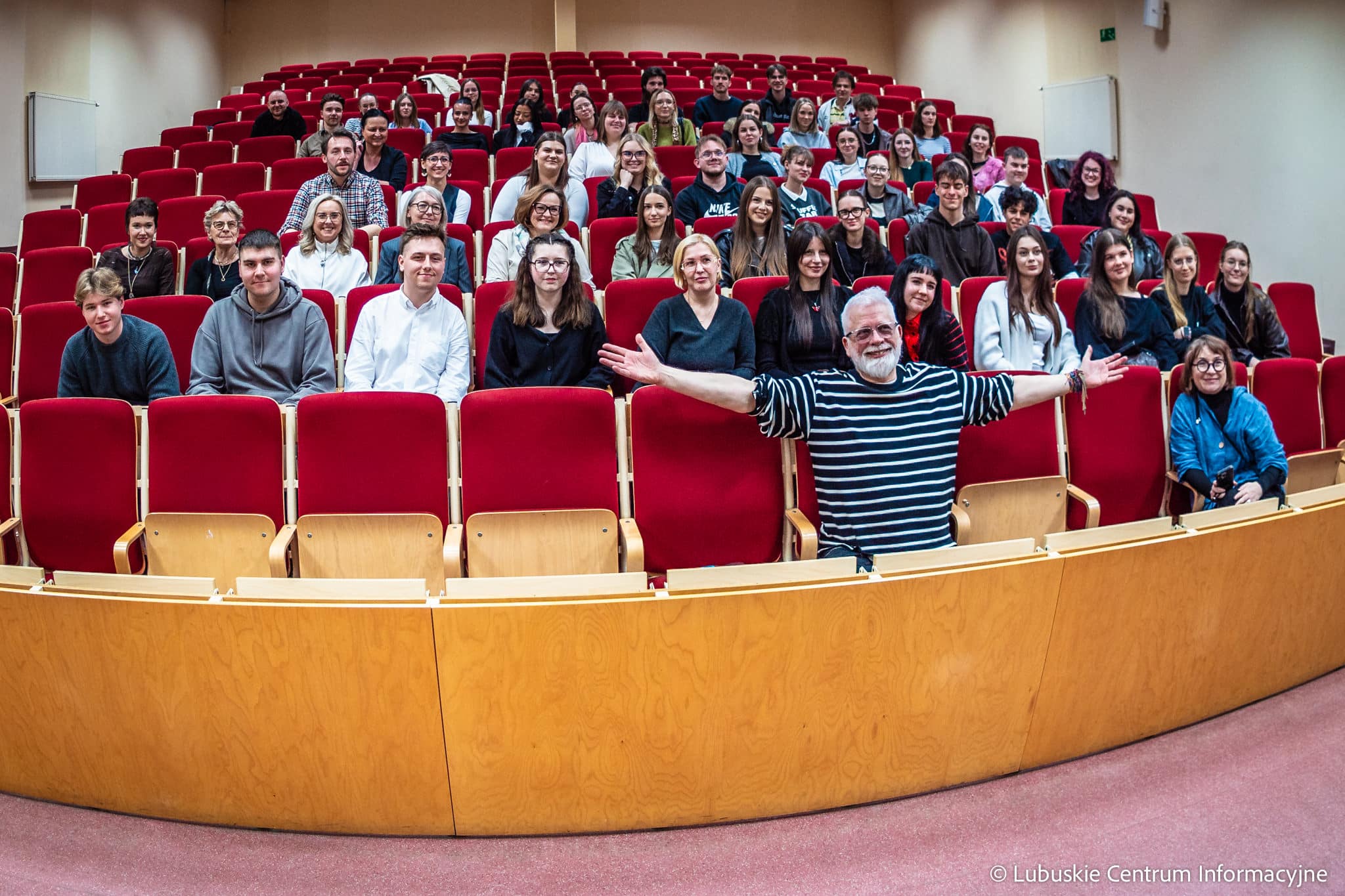 Spotkanie z Tomaszem Raczkiem na Uniwersytecie Zielonogórskim. Fot. Karol Kolba/ LCI Krytyk filmowy Tomasz Raczek na spotkaniu ze studentami Uniwersytetu Zielonogórskiego Kino musi wyzwalać emocje