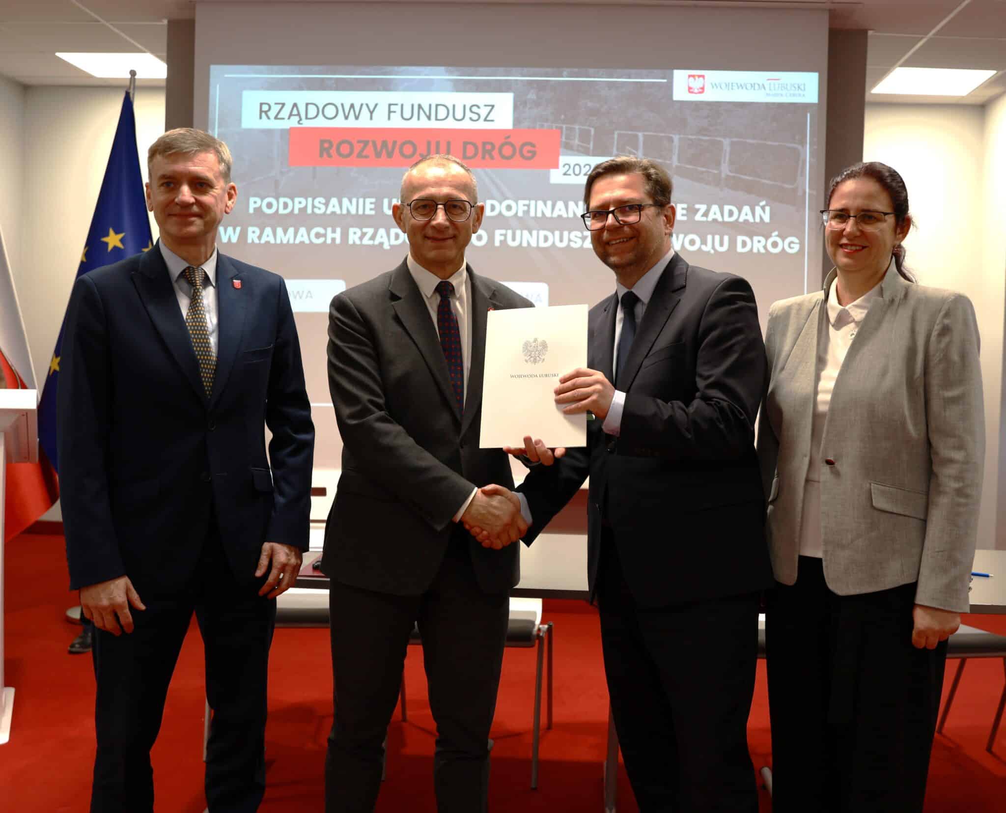 Podpisanie umów w ramach Rządowego Funduszu Rozwoju Dróg z przedstawicielami powiatów i gmin lubuskiego 13 Podpisanie umów w ramach Rządowego Funduszu Rozwoju Dróg z przedstawicielami powiatów i gmin lubuskiego Wjeżdżają kolejne miliony na lubuskie drogi