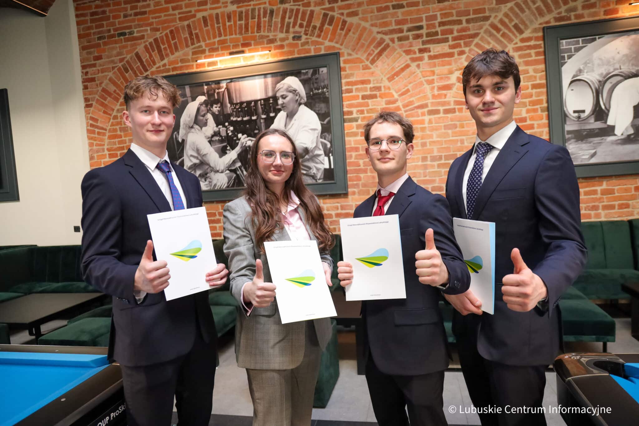 Stypendia za osiągnięcia sportowe dostało 69 zawodników z całego regionu Fot. Łukasz Wawer Stypendia za osiągnięcia sportowe dostało 69 zawodników z całego regionu Fot Łukasz Wawer Nagrody w rękach najlepszych sportowców i trenerów