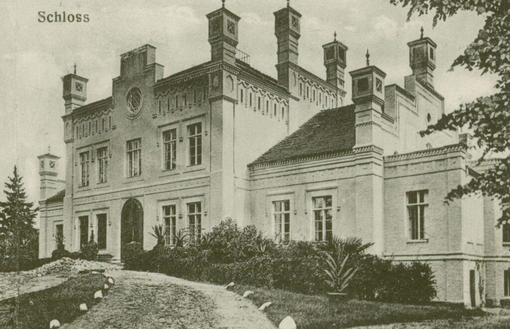 Smolno-Wielkie-pałac-z-boku Arystokratyczna strona regionu