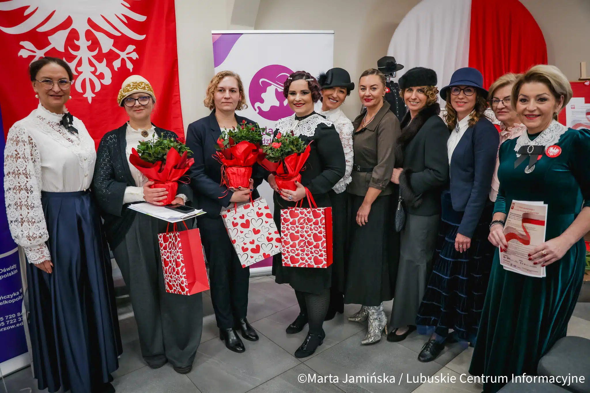Spotkanie nt. Powstania Wielkopolskiego W styczniu br w świetlicy wiejskiej w Starym Polichnie miejscowości odbyła się konferencja popularnonaukowa Kobiety w Powstaniu Wielkopolskim i ich drogi do niepodległości Przywrócić pamięć o niezwykłych kobietach regionu