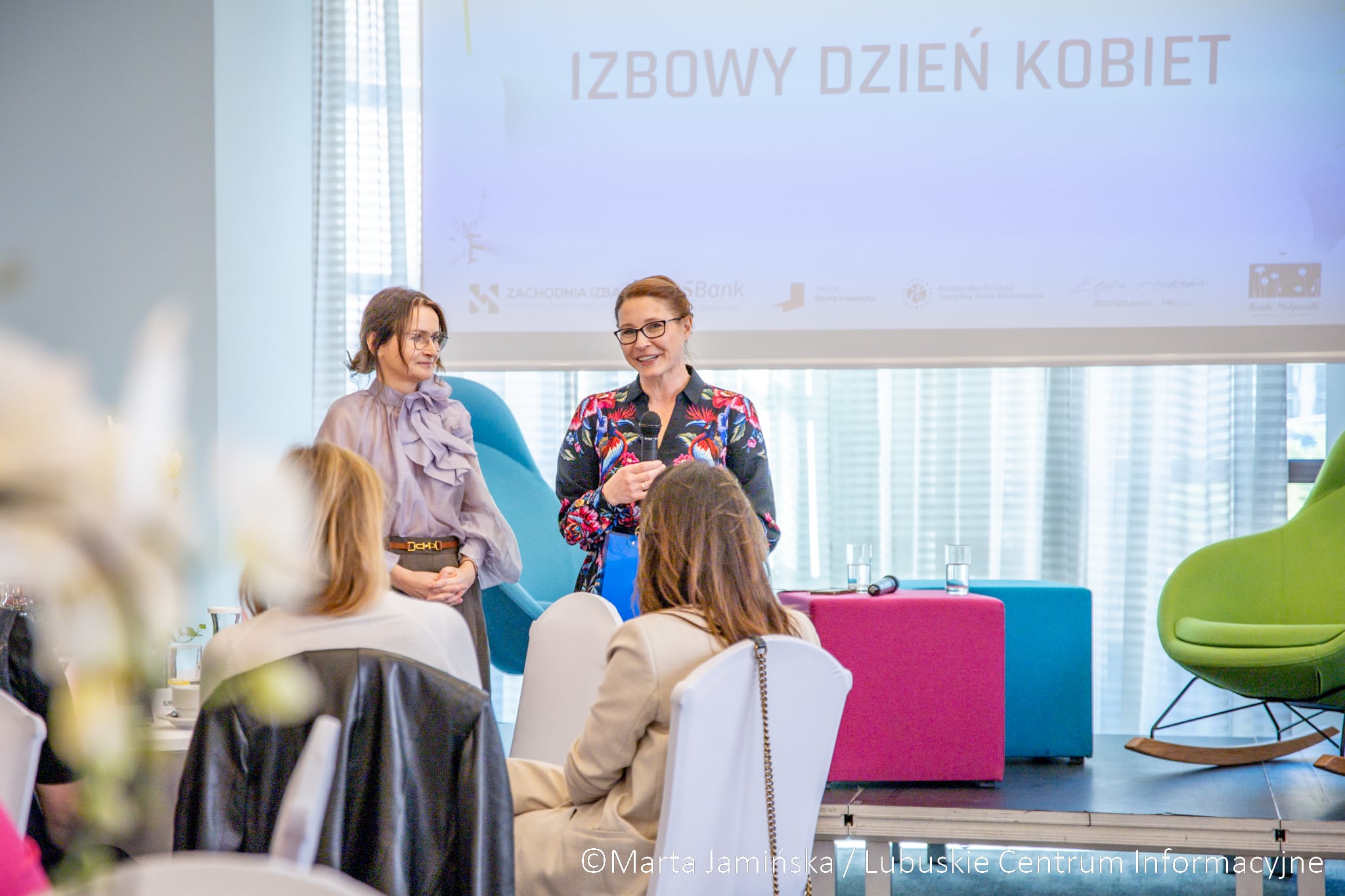 Izbowy Dzień Kobiet – spotkanie stworzone z myślą o kobietach. W jednym z gorzowskich hoteli kobiety z całego regionu spotkały się na Dniu Kobiet zorganizowanym przez Zachodnią Izbę Przemysłowo Handlową Gorzowie O tym jak wracać do siebie