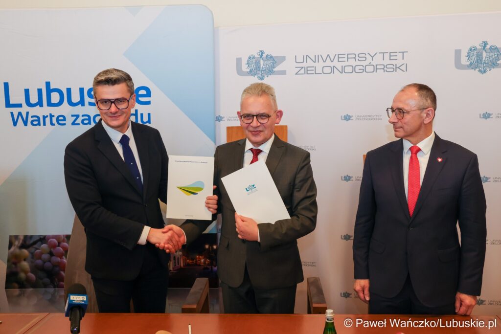 Od lewej: marszałek Sebastian Ciemnoczołowski, rektor Wojciech Strzyżewski i wojewoda Marek Cebula