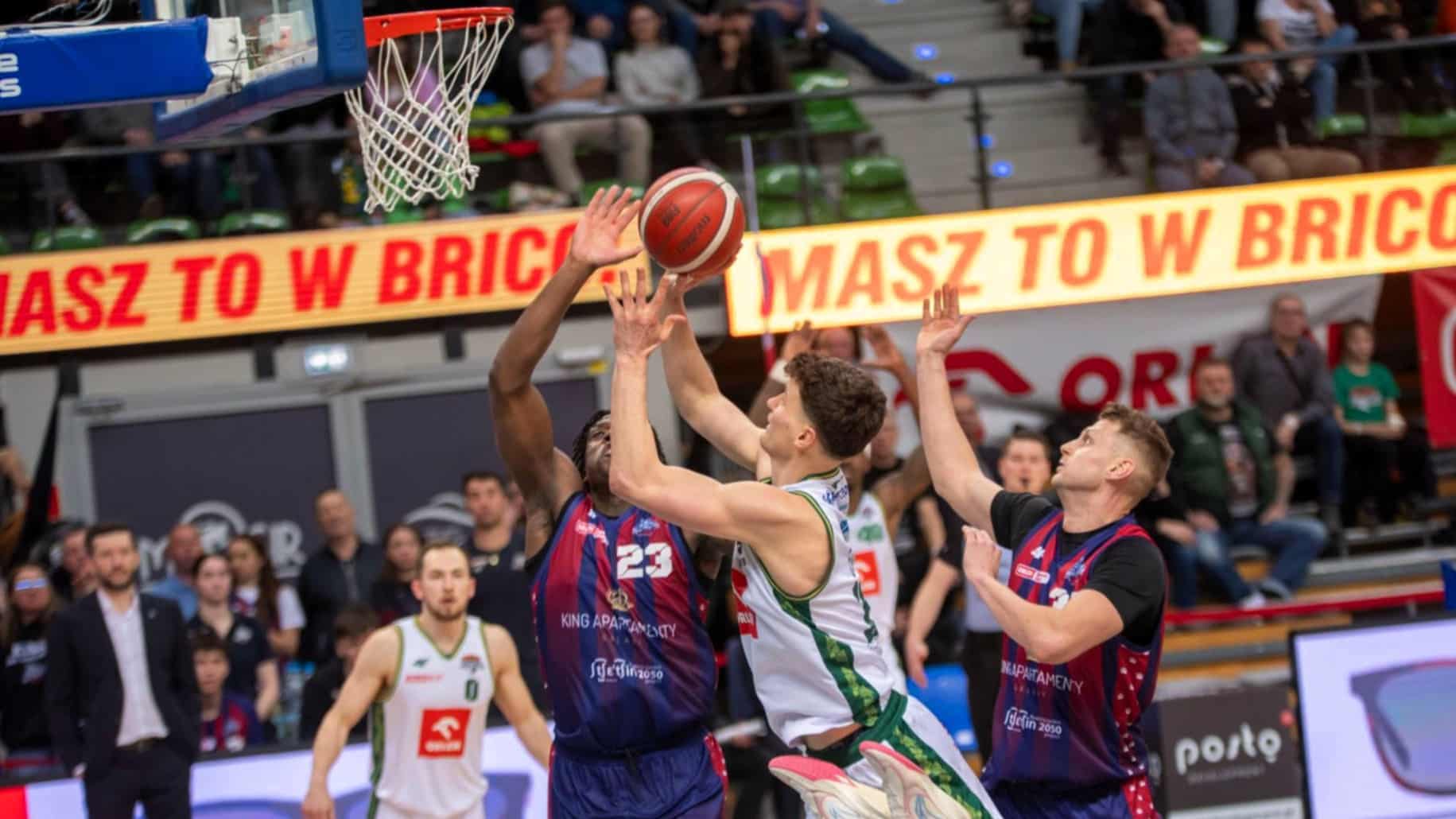 Mężczyźni grający w koszykówkę  Koszmar w ostatnich sekundach Zastal przegrał z liderem