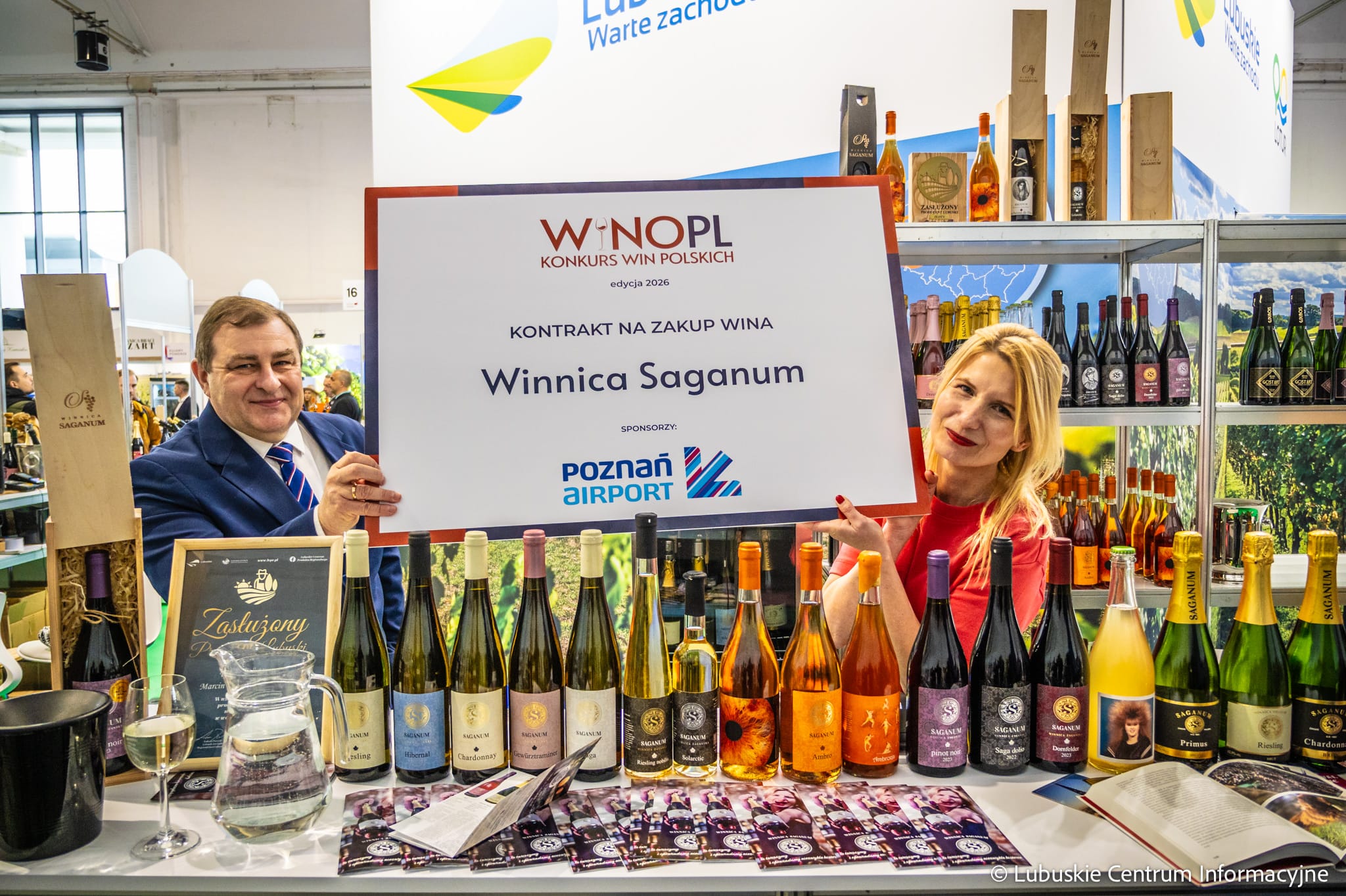 Obecność Lubuskiego na targach pokazuje, że region coraz śmielej buduje swoją markę jako winiarskie serce Polski. Wszystko wskazuje na to, że enoturystyka w tym regionie będzie przyciągać coraz więcej gości – nie tylko z kraju, ale i z zagranicy. Fot. LCI ludzie na targach Lubuskie robi furorę w Poznaniu Sukces regionu na największych targach winiarskich w Polsce