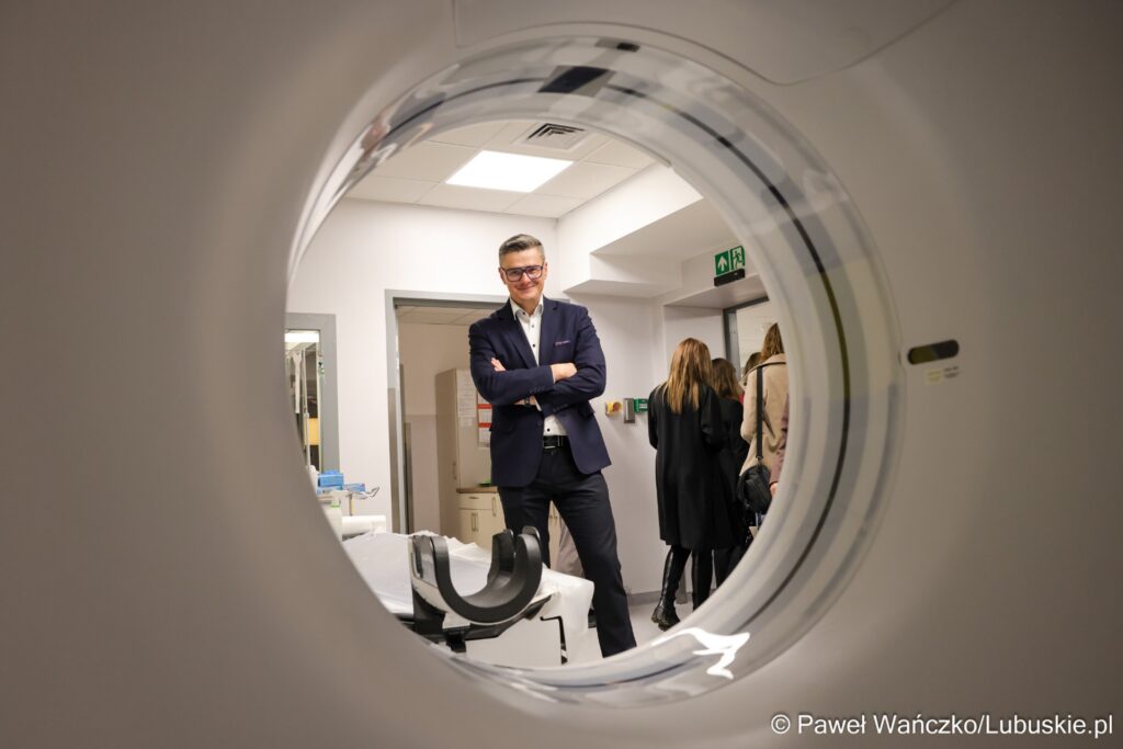 - Wiem, ile kosztowało to waszego wysiłku. To wasza praca, my staraliśmy się wspierać. To jak wyglądało to miejsce, a jak wygląda teraz. To ogromny przeskok w przyszłość - mówił Ciemnoczołowski. Fot. Lubuskie.pl sebastian ciemnoczołowski na SOR