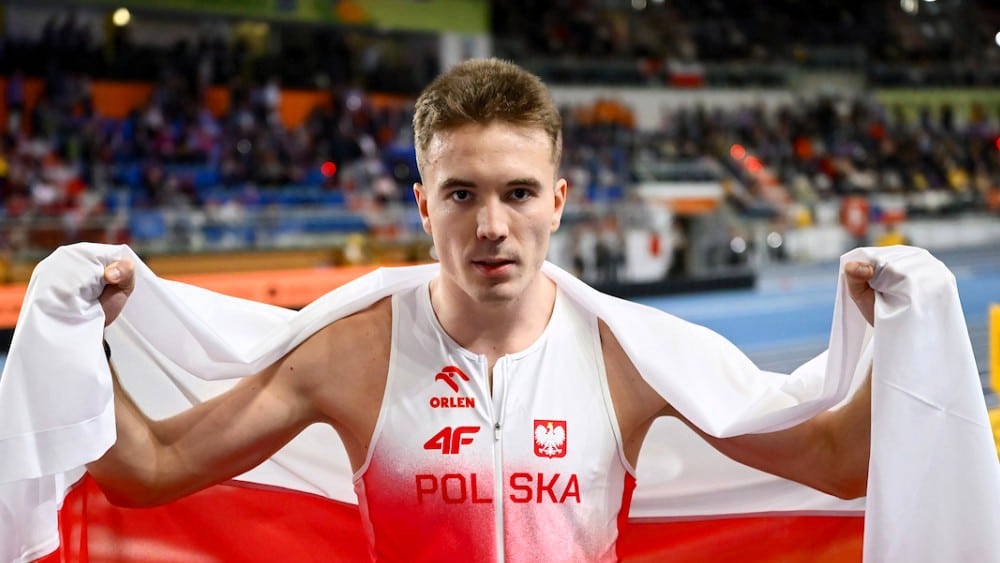 Mężczyzna z biało-czerwoną flagą