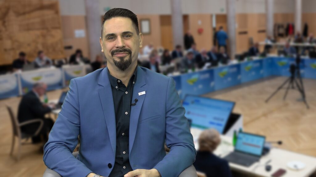 sławomir kotylak siedzi w studiu LCI