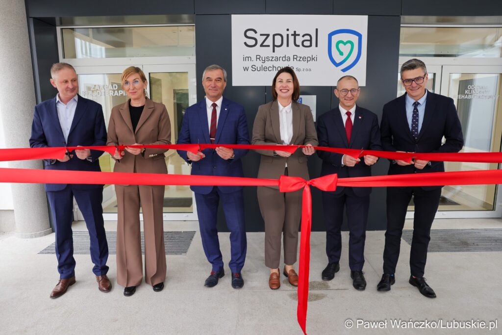 Inwestycja nie powstała z dnia na dzień – jej realizacja trwała blisko pięć lat i zaczęła się jeszcze w czasie pandemii COVID-19. – To efekt ogromnej pracy wielu osób przez długi czas – przypomniał starosta zielonogórski Tadeusz Pająk. Fot. Lubuskie.pl ludzie przed oddziałem Rewolucja w sulechowskim szpitalu Nowy oddział już działa