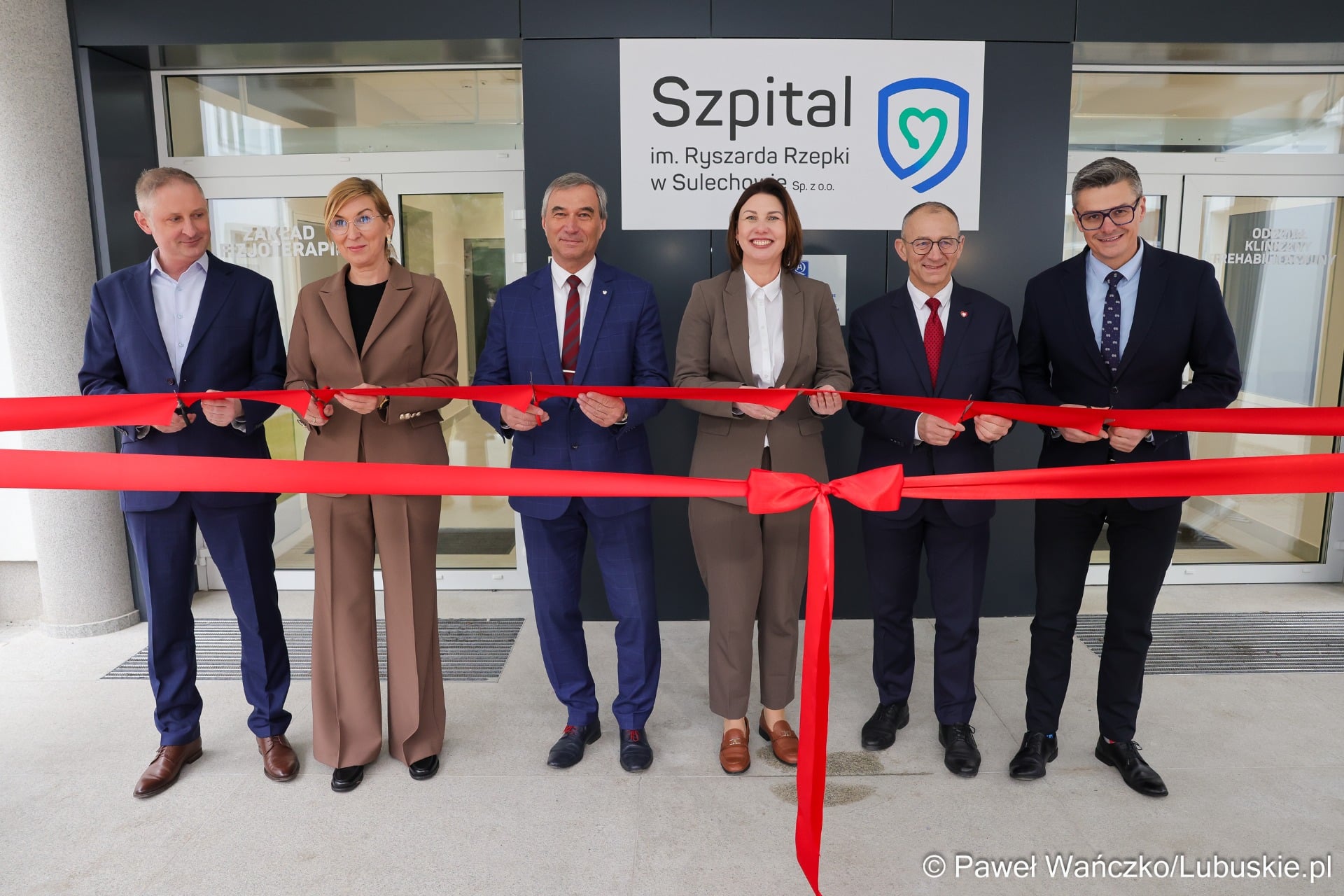 Inwestycja nie powstała z dnia na dzień – jej realizacja trwała blisko pięć lat i zaczęła się jeszcze w czasie pandemii COVID-19. – To efekt ogromnej pracy wielu osób przez długi czas – przypomniał starosta zielonogórski Tadeusz Pająk. Fot. Lubuskie.pl ludzie przed oddziałem Rewolucja w sulechowskim szpitalu Nowy oddział już działa