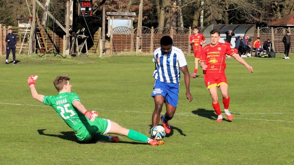 Mężczyźni grający w piłkę