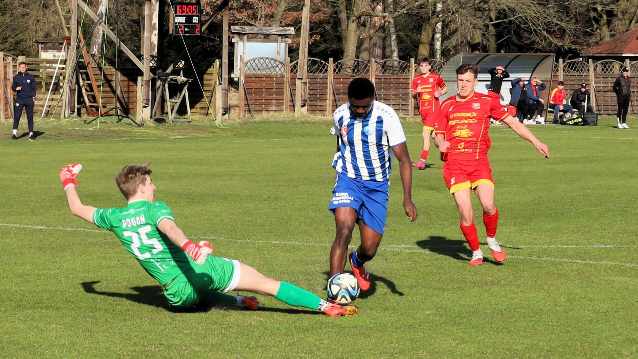 Piast Iłowa - Pogoń Świebodzin Mężczyźni grający w piłkę Bramek i niespodzianek nie brakowało Taki urok IV ligi