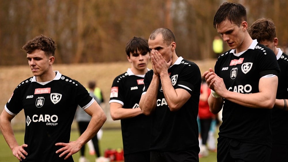 Carina Gubin Pięciu mężczyzn w sportowych strojach Carina przegrała w Jeleniej Górze Dwie bramki nie wystarczyły