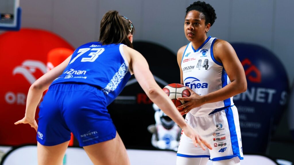 Courtney Hurt Dwie kobiety grające w koszykówkę Brązowy medal jest już na wyciągnięcie ręki