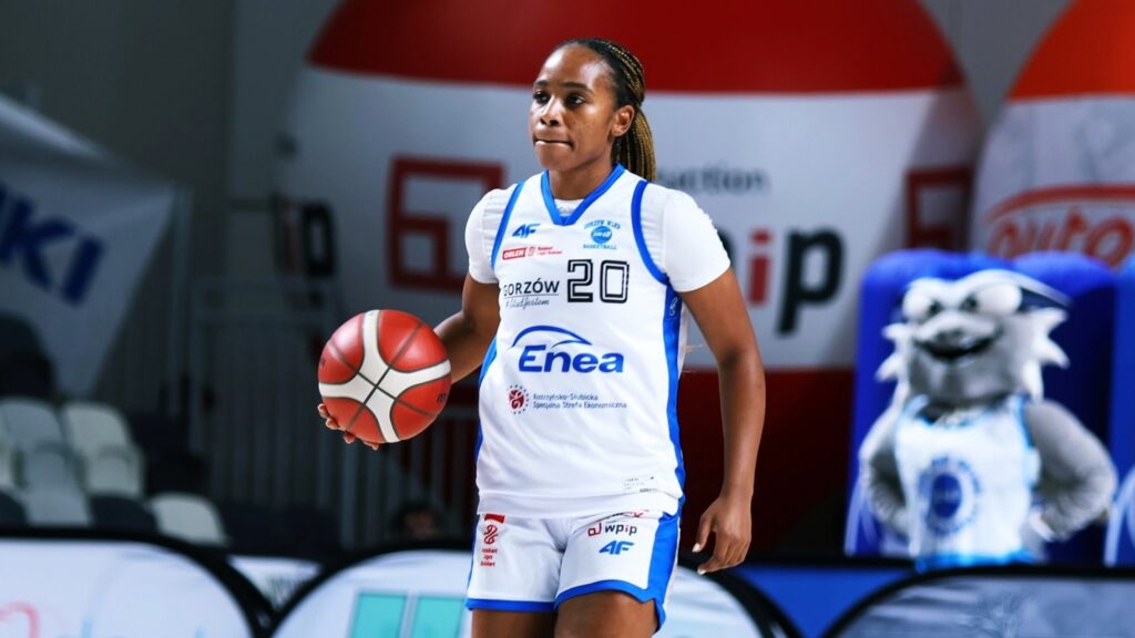 Kobieta z piłką do koszykówki