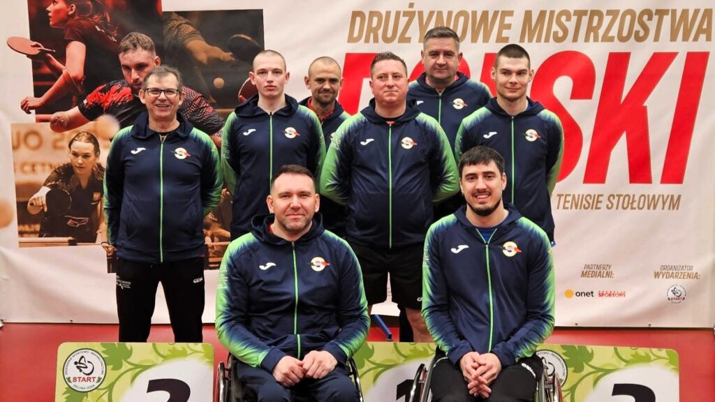 Grupa mężczyzn w sportowych strojach  Trzy razy złoto Start to potęga