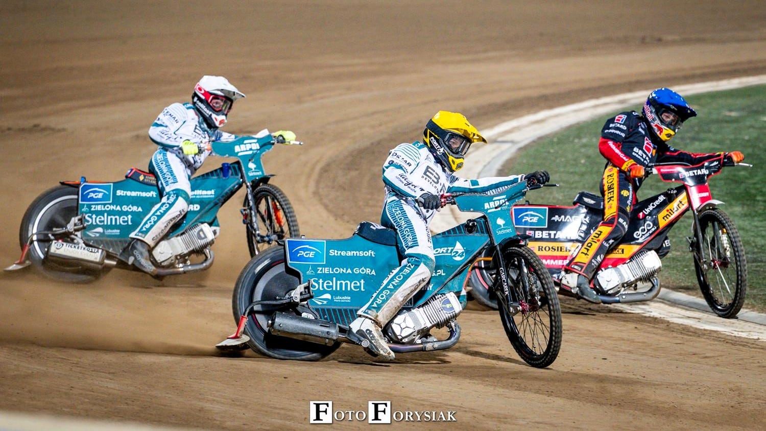 Trzy osoby ścigające się na motocyklach żużlowych  Falubaz rozczarował Stal pokazała pazur
