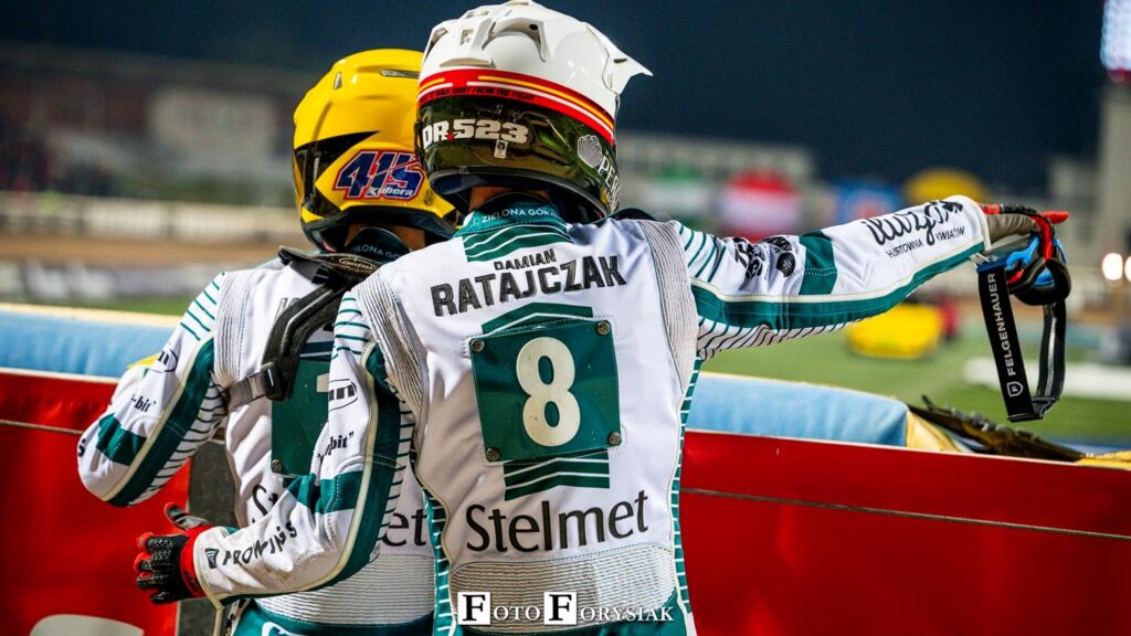 Damian Ratajczak Dwie osoby w kaskach i żużlowych kevlarach Poważna kontuzja Damiana Ratajczaka