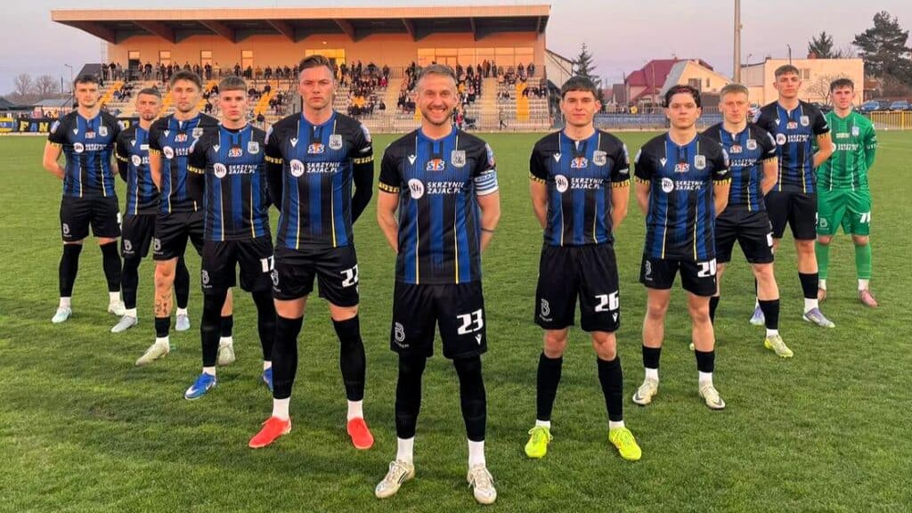 Jedenastu mężczyzn w sportowych strojach  Piłkarski weekend Ciekawie w IV lidze