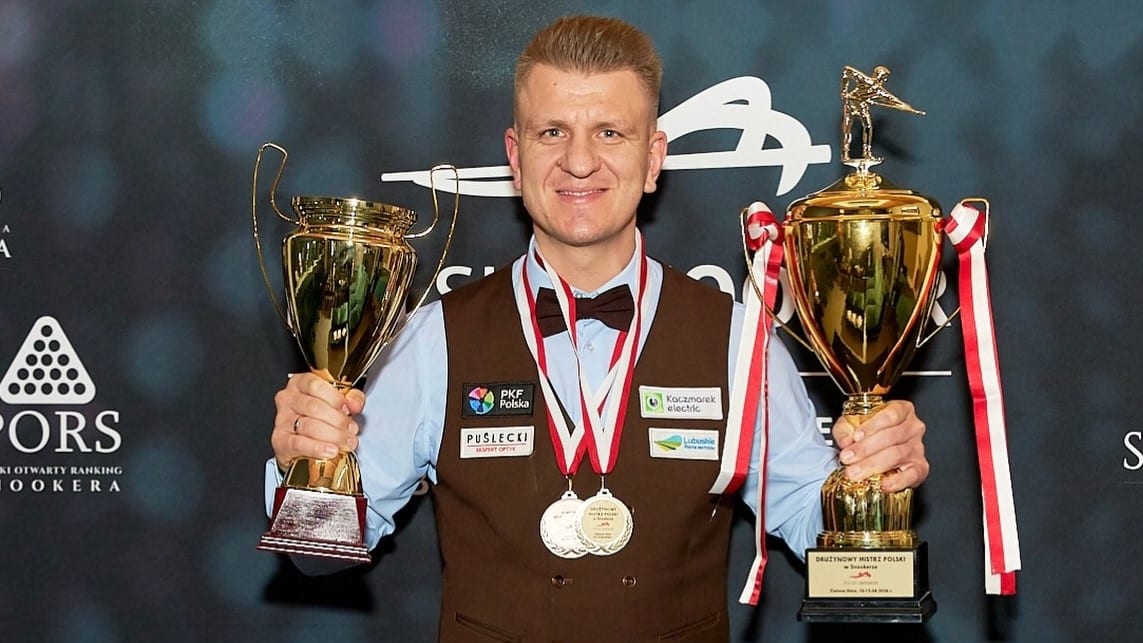 Mężczyzna z dwoma pucharami i dwoma medalami  Potrójne mistrzostwa w Zielonej Górze Marcin Nitschke z dwoma medalami