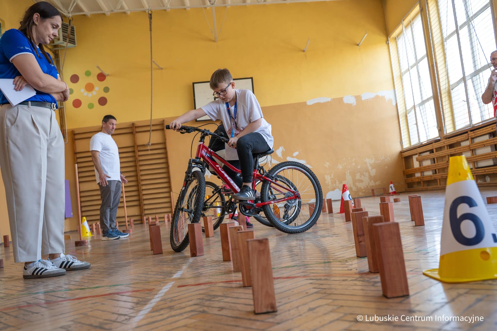 W Kramskim Turnieju Bezpieczeństwa w Ruchu Drogowym wzięło udział ponad 70 młodych zawodników Fot LCI  Ta wiedza ratuje życie Młodzi rywalizowali w turnieju dotyczącym BRD