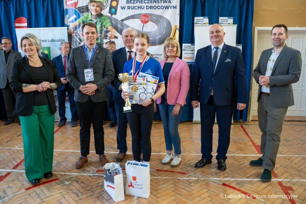 Kramski Turniej Bezpieczeństwa w Ruchu Drogowym zorganizowano po raz 14 Na zdjęciu zdobywczyni 1 miejsca w turnieju Joanna Klocek ze szkoły w Nowym Kramsku Fot LCI