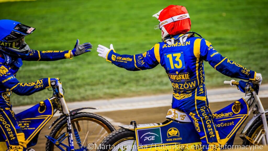 Dwie osoby na żużlowych motocyklach  Stal dzielnie walczyła Zabrakło tak niewiele