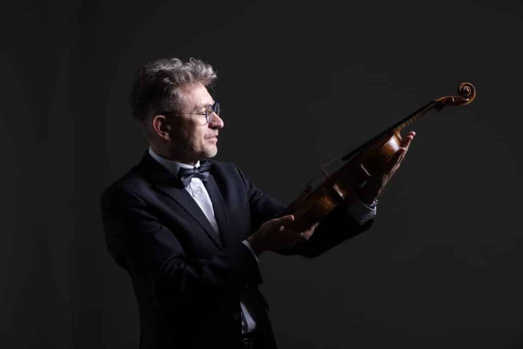 Po znakomicie przyjętym ubiegłorocznym występie z Szymonem Nehringiem Orkiestra Filharmonii Gorzowskiej powraca do Studia Koncertowego Polskiego Radia im Witolda Lutosławskiego Tym razem zagra z Bartłomiejem Niziołem  wybitnym polskim skrzypkiem  Arcydzieła mistrzów wybitny solista i powrót do Warszawy