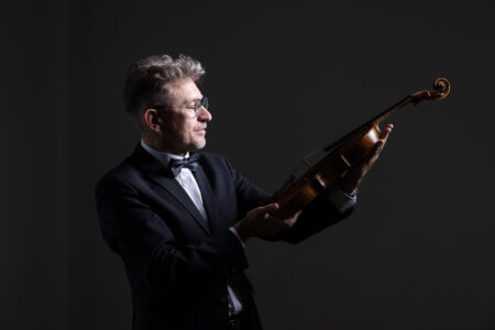 Po znakomicie przyjętym ubiegłorocznym występie z Szymonem Nehringiem Orkiestra Filharmonii Gorzowskiej powraca do Studia Koncertowego Polskiego Radia im Witolda Lutosławskiego Tym razem zagra z Bartłomiejem Niziołem  wybitnym polskim skrzypkiem  Arcydzieła mistrzów wybitny solista i powrót do Warszawy