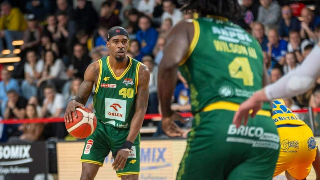 Mężczyźni grający w koszykówkę  Orlen Zastal ma powody do radości choć nie ustrzegł się błędów