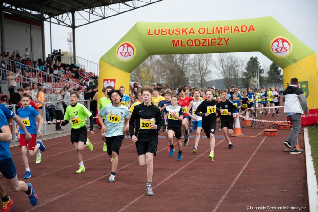 Finał Lubuskiej Olimpiady Młodzieży w biegach przełajowych w Babimoście Finał Lubuskiej Olimpiady Młodzieży w biegach przełajowych w Babimoście Sportowe święto w Babimoście Na starcie ponad 500 młodych biegaczy WIDEO