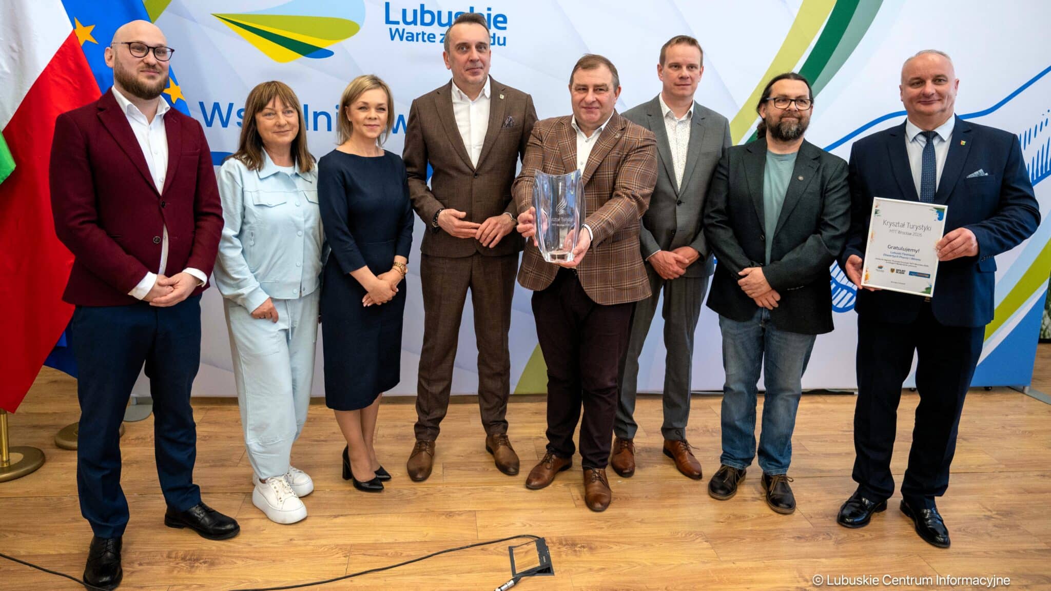 Ośmioro osób na scenie  Majówka w Zielonej Górze piwnice winnice Makłowicz Bukartyk Enej