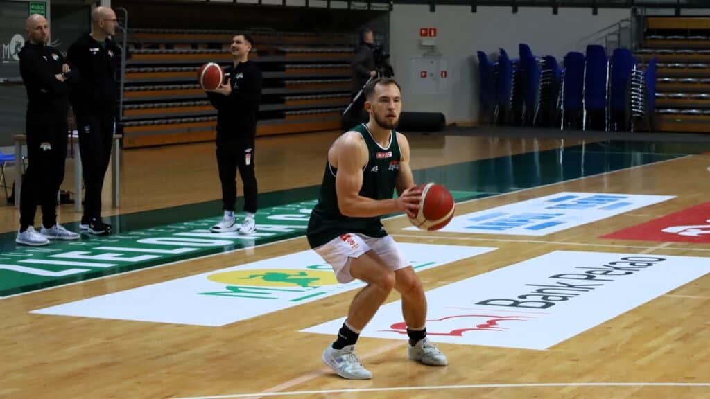 Mężczyzna z piłką do koszykówki  Po przerwie Orlen Zastal wrzucił piąty bieg
