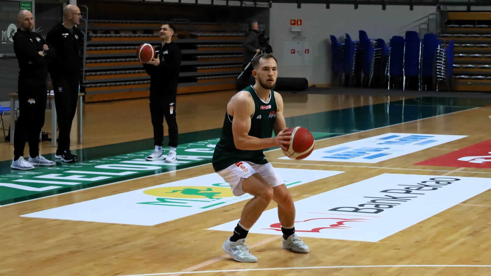 Mężczyzna z piłką do koszykówki  Po przerwie Orlen Zastal wrzucił piąty bieg