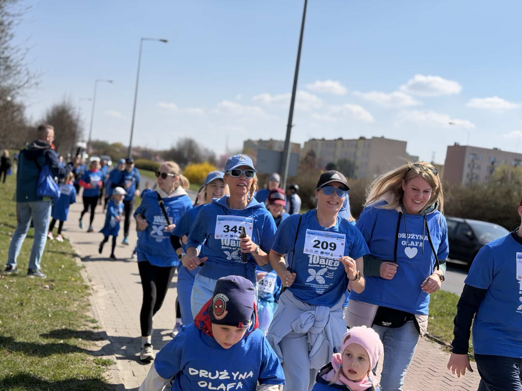 Niebieski Bieg Niebieski Bieg organizowany jest w ramach obchodów Światowego Dnia Świadomości Autyzmu przypadającego 2 kwietnia W Gorzowie pobiegli na niebiesko