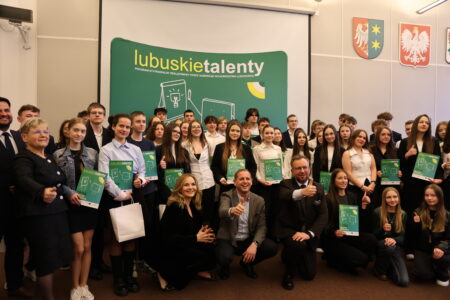 W piątek, 10 kwietnia 2026 roku, w Gorzowie Wielkopolskim odbyła się uroczystość wręczenia dyplomów stypendystom programów „Lubuskie Talenty” oraz „Lubuscy Zawodowcy”.