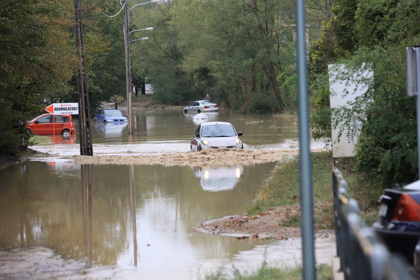 Naeałnica Ulica Warszawska w Gorzowie po nawałnicy we wrześniu 2022 roku Fot Lech Muszyński PAP Płyną miliony na walkę z podtopieniami w Gorzowie