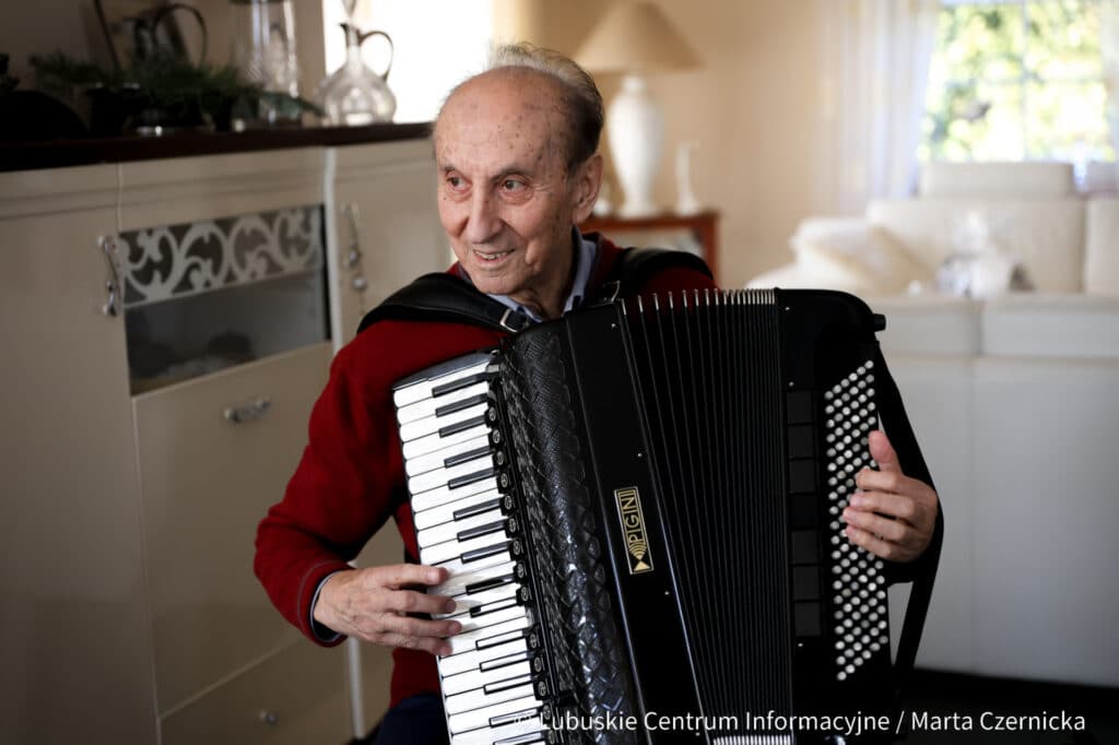 Edward Dębicki  wybitny kompozytor poeta i twórca zespołu Terno oraz festiwalu Romane Dyvesa  od lat promuje kulturę romską w kraju i za granicą  Święto kultury pamięci i tożsamości
