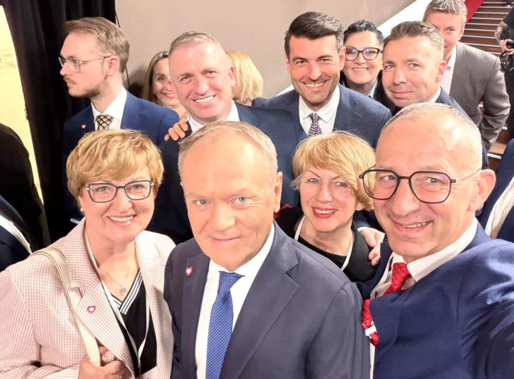 W czasie wydarzenia lubuscy politycy umieszczali zdjęcia z Donaldem Tuskiem. Tutaj zdjęcie z FB Elżbieta Anna Polak - Posłanka na Sejm RP elzbieta polak i donald tusk Zdrada jest zdradą KO rusza do politycznej walki o wygraną w 2027 roku