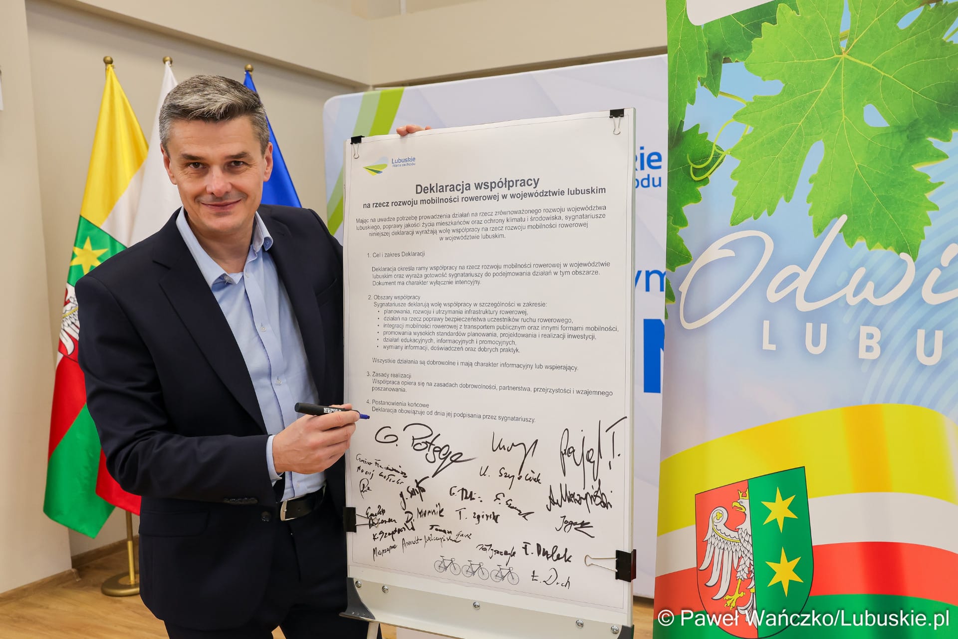 Ciemnoczołowski podpisuje dokumenty  Rowerowa rewolucja w Lubuskiem Jest na to Rada