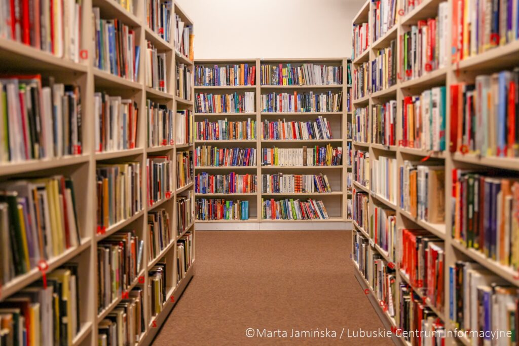 wojewodzka_i_miejska_biblioteka_publiczna_im_zbigniewa_herberta___2026_fot_marta_jaminska-23 W gmachu głównym Wojewódzkiej i Miejskiej Biblioteki Publicznej im Zbigniewa Herberta w Gorzowie trwają już ostatnie prace związane z kompleksową termomodernizacją Zielony prąd w bibliotece Herberta