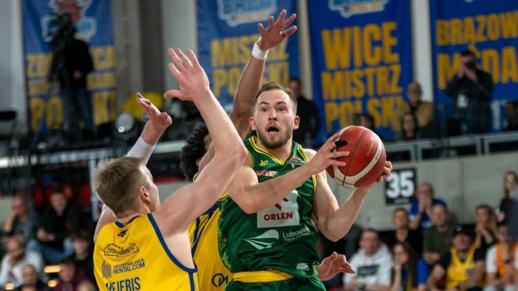 Mężczyźni grający w koszykówkę  Orlen Zastal zdobył Ostrów i jest tuż za czołową szóstką